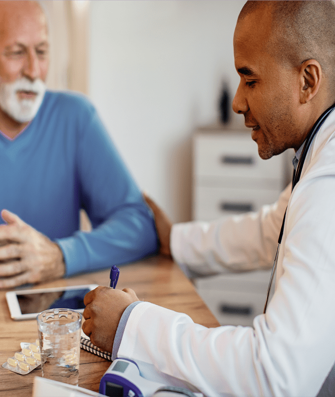 medico afro americano tomando notas enquanto conversa com paciente senior no lar de idosos min